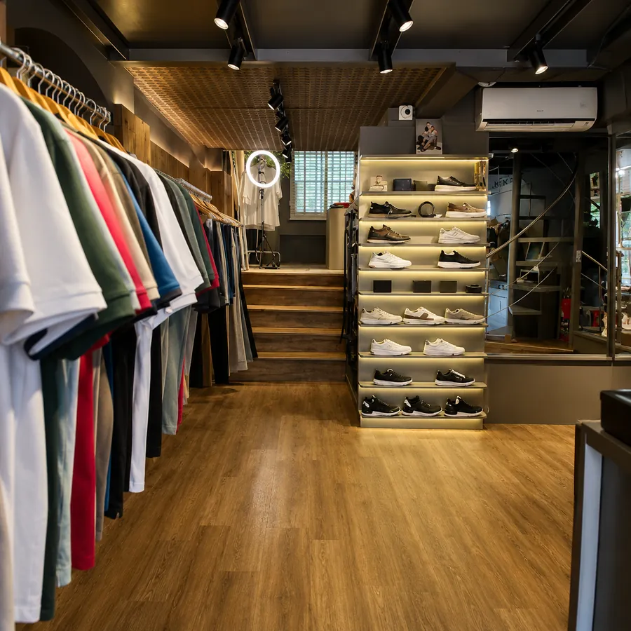 Peças de moda masculina expostas na Mr. K